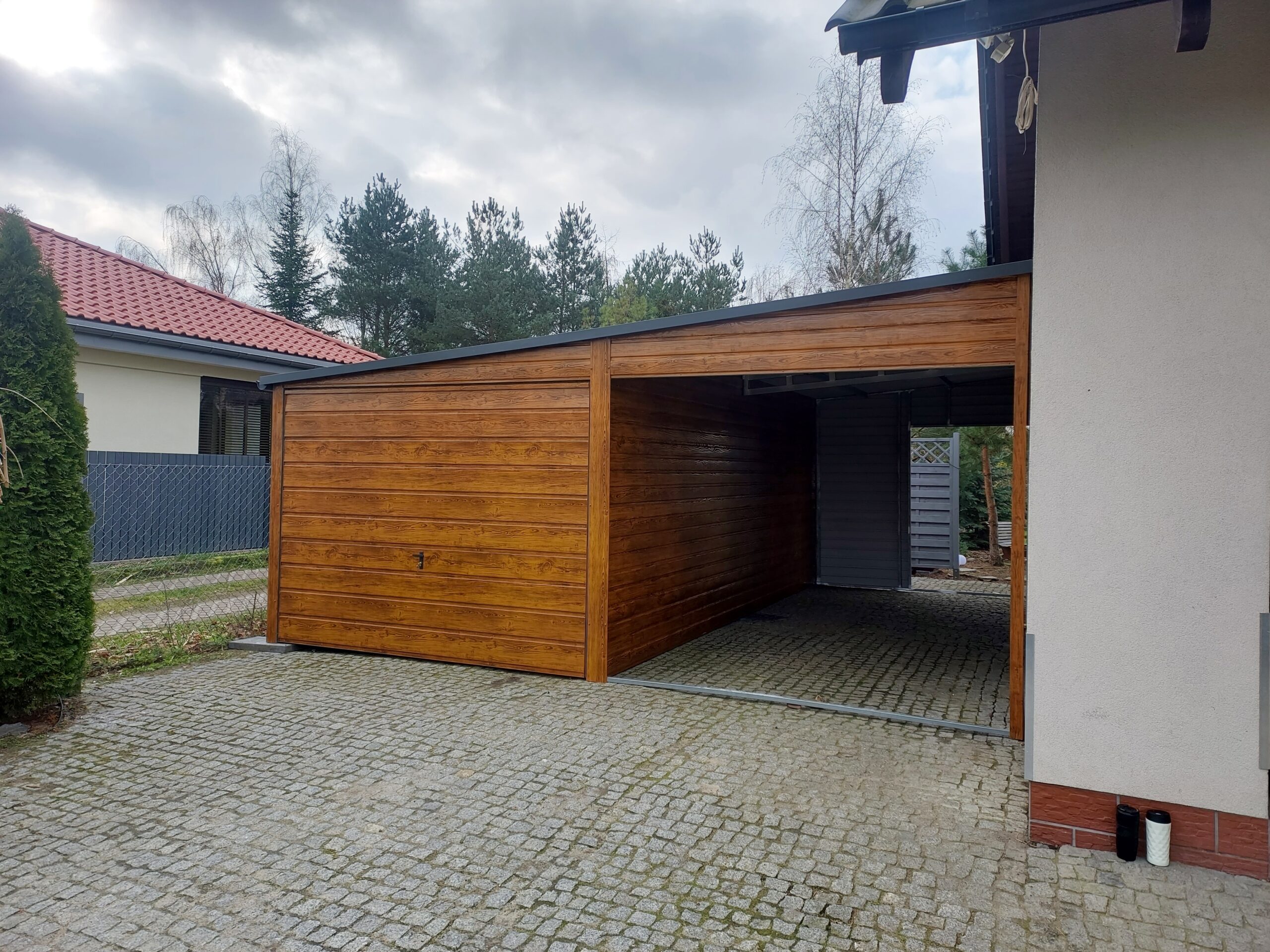 Garáž 3 × 6 m + prístrešok 3 × 6 m