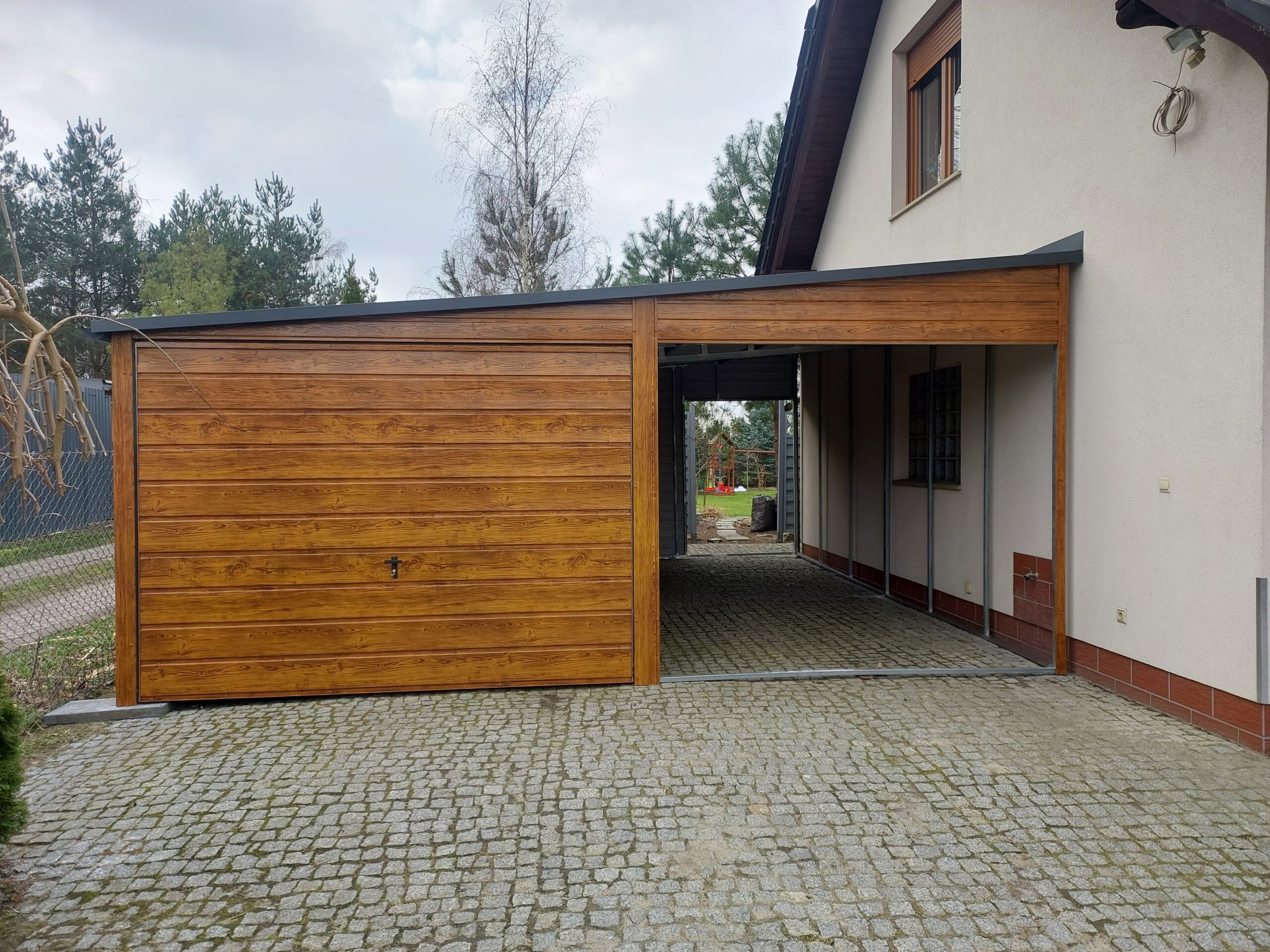 Garáž 3 × 6 m + prístrešok 3 × 6 m