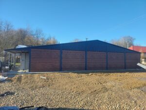Garáž 15 × 6 m + prístrešok 2 m
