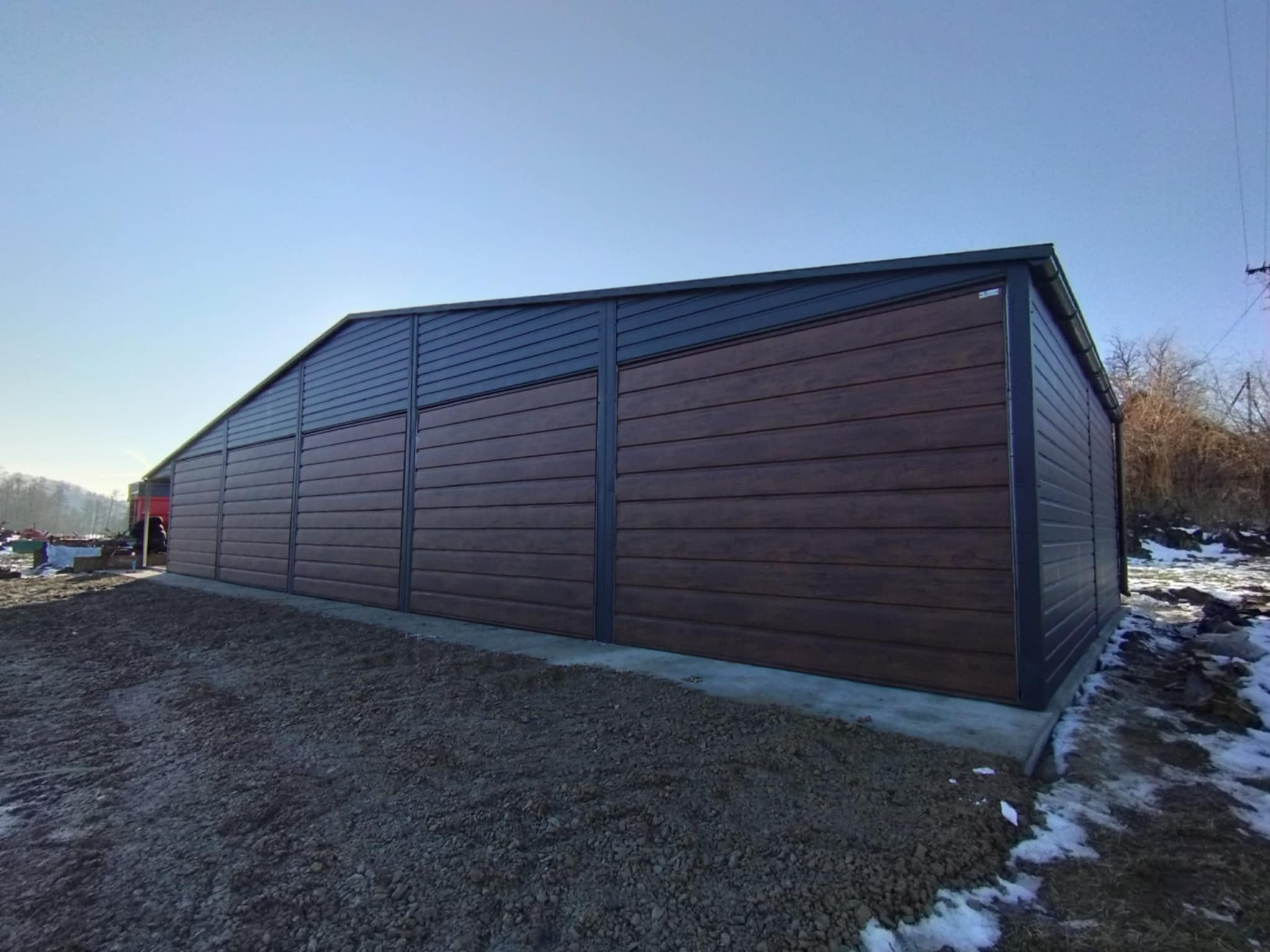 Garáž 15 × 6 m + prístrešok 2 m